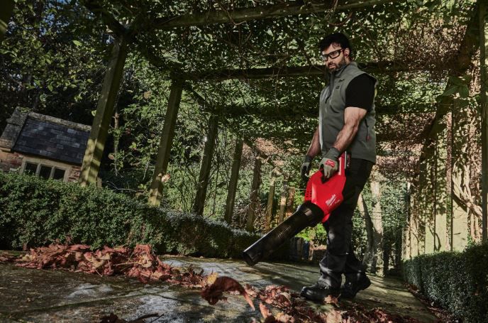 Akku-Gebläse Milwaukee M18 FBLG3-802 - 18 V, 1x Dachrinnen-Reinigungsset