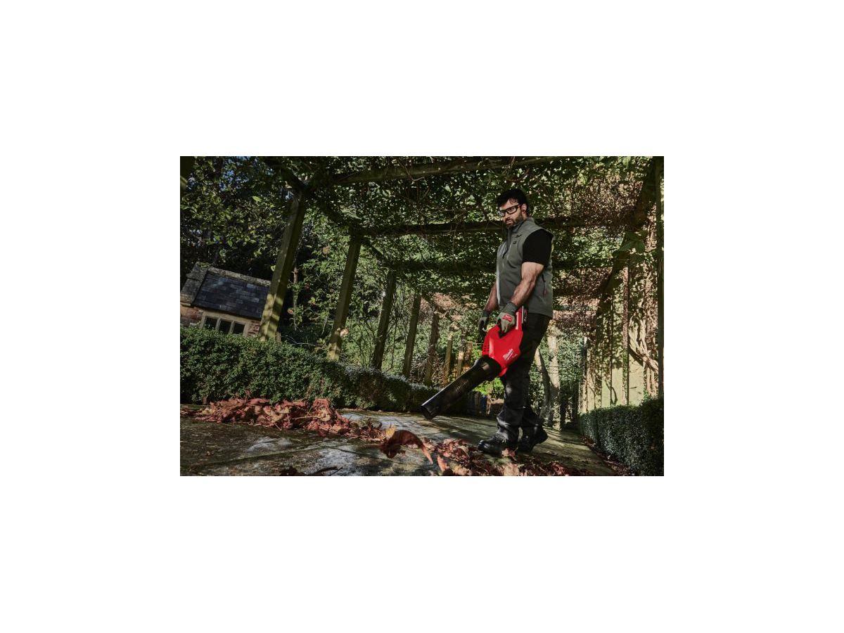 Akku-Gebläse Milwaukee M18 FBLG3-802 - 18 V, 1x Dachrinnen-Reinigungsset