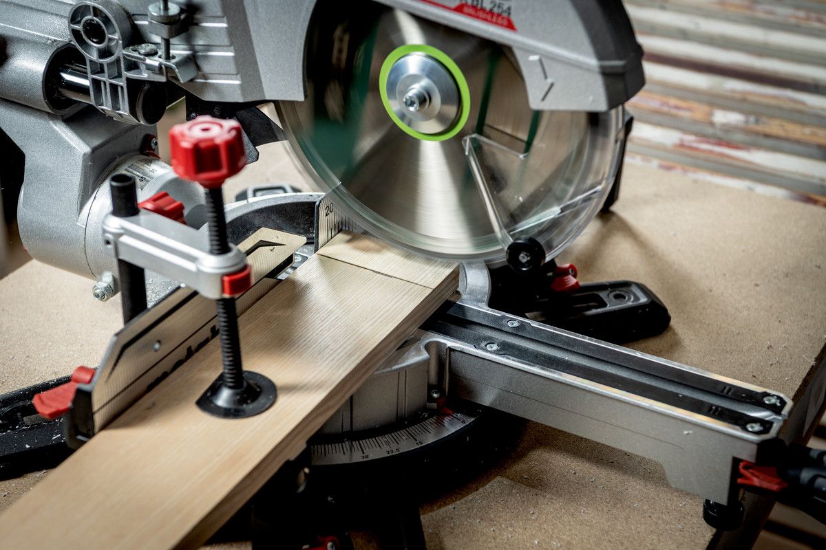 Akku-Kappsäge METABO KGS 18 LTX BL 216 - 90/45° 305-215mm Schn.tief.70/40 mm
