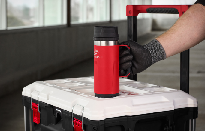 Thermobecher MILWAUKEE PACKOUT - mit Trinkdeckel und Griff