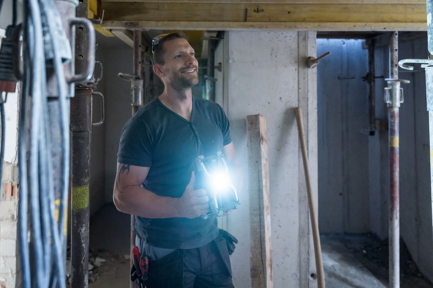 Arbeitsleuchte LED RUFUS 1500lm - 15W mit Akku, IP65